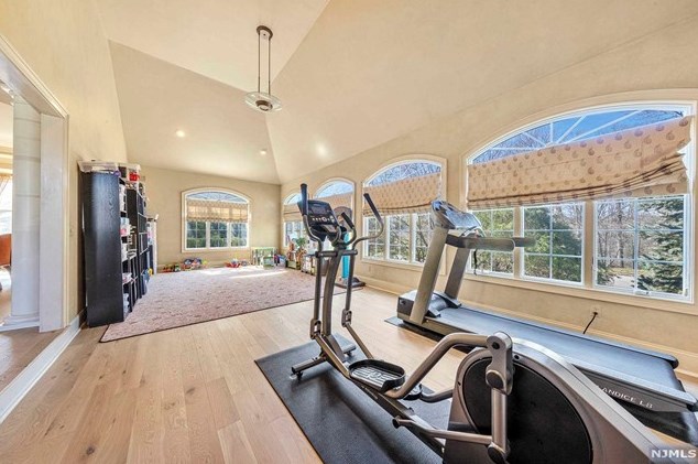 23 Taft Ct, Westwood NJ  07677-8322 exterior