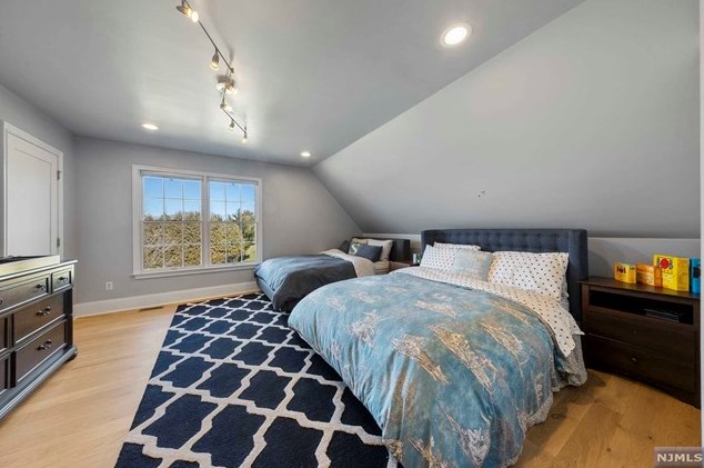 23 Taft Ct, Westwood NJ  07677-8322 exterior