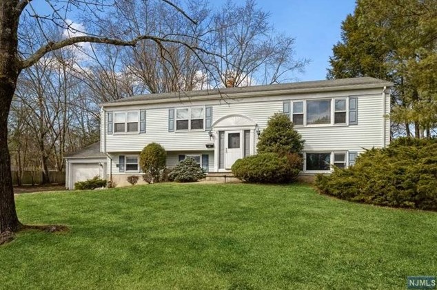 32 Carlton Ln, Harrington Park, NJ 07640