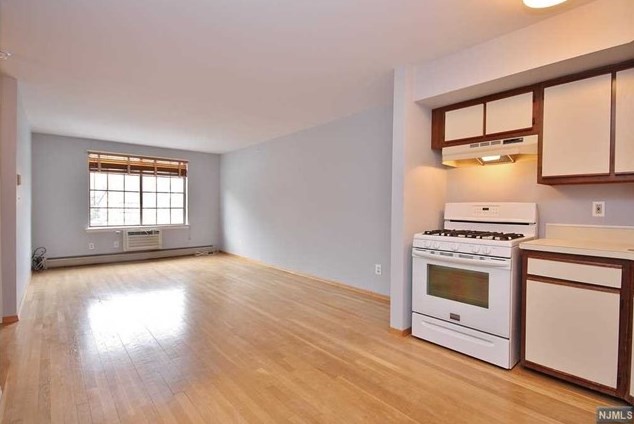 2117 Hawthorne Ln, Mahwah, NJ 07430
