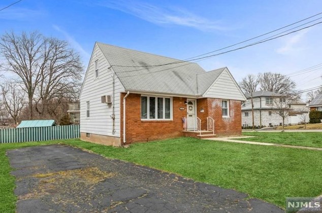 121 Krakow St, Outwater, NJ 07026