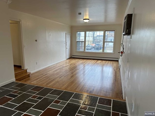 380 Thomas Ave #1st Fl, Lyndhurst, NJ 07071