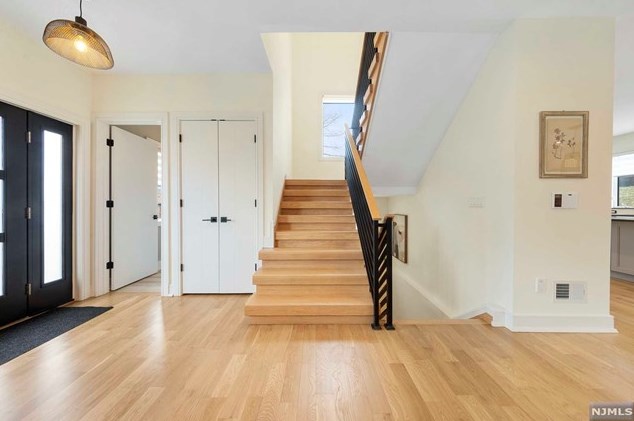 1070 Harvard Pl, West Fort Lee NJ  07024-1630 exterior