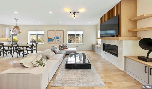 1070 Harvard Pl, West Fort Lee NJ  07024-1630 exterior