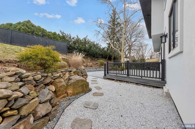 1070 Harvard Pl, West Fort Lee NJ  07024-1630 exterior