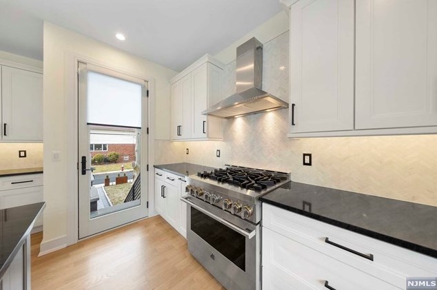 1070 Harvard Pl, West Fort Lee NJ  07024-1630 exterior