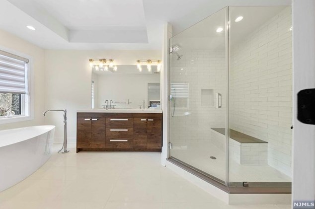 1070 Harvard Pl, West Fort Lee NJ  07024-1630 exterior