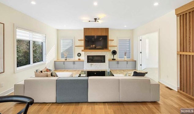 1070 Harvard Pl, West Fort Lee NJ  07024-1630 exterior