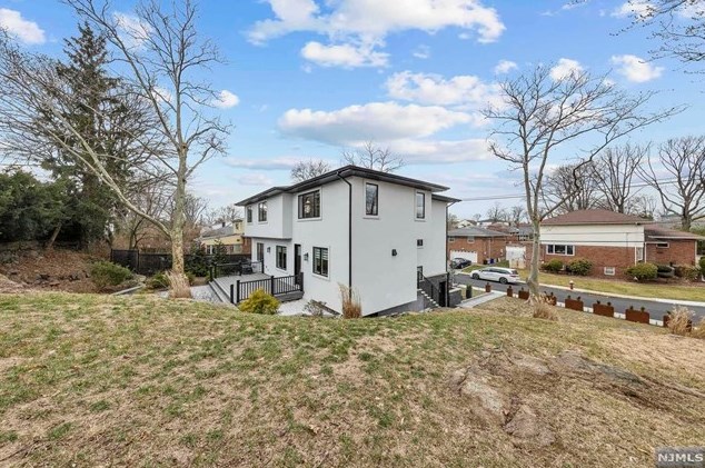 1070 Harvard Pl, West Fort Lee NJ  07024-1630 exterior