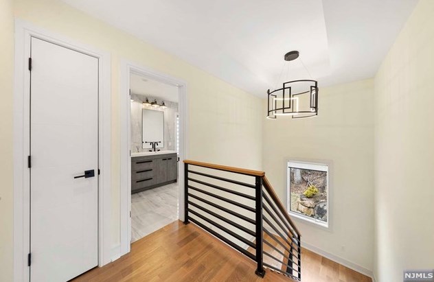 1070 Harvard Pl, West Fort Lee NJ  07024-1630 exterior