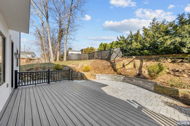 1070 Harvard Pl, West Fort Lee NJ  07024-1630 exterior