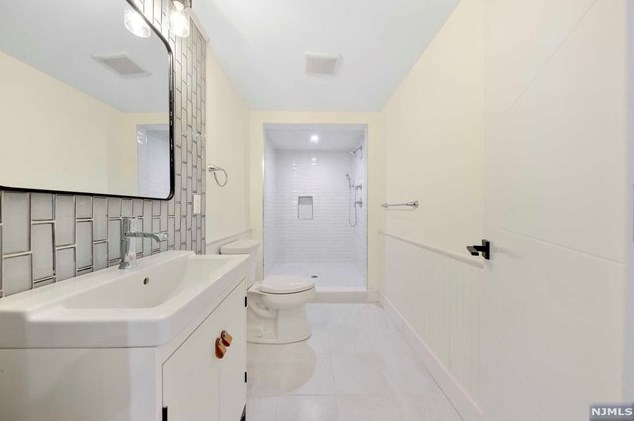 1070 Harvard Pl, West Fort Lee NJ  07024-1630 exterior