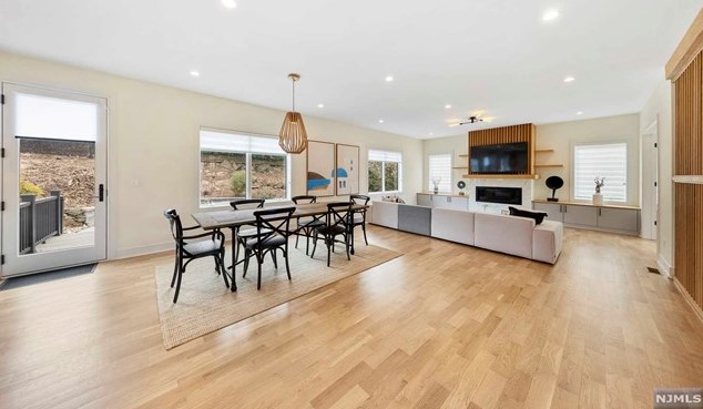 1070 Harvard Pl, West Fort Lee NJ  07024-1630 exterior