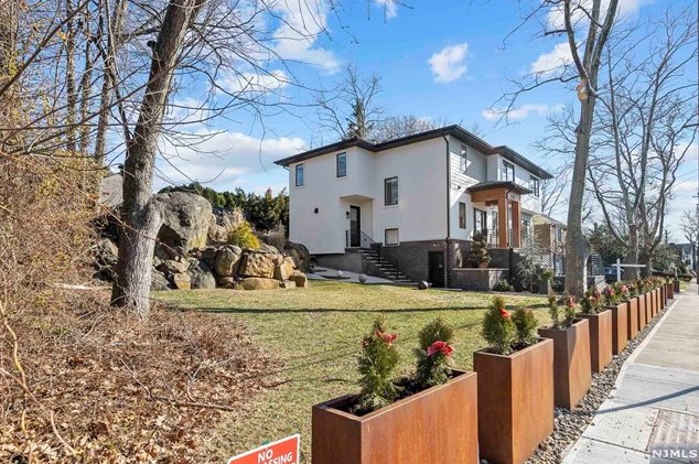1070 Harvard Pl, West Fort Lee NJ  07024-1630 exterior