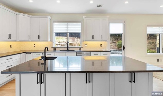 1070 Harvard Pl, West Fort Lee NJ  07024-1630 exterior