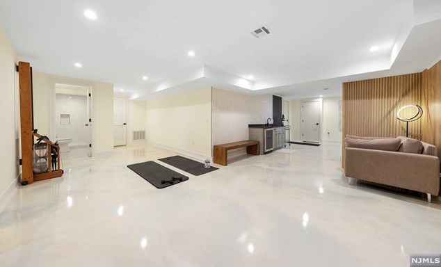 1070 Harvard Pl, West Fort Lee NJ  07024-1630 exterior