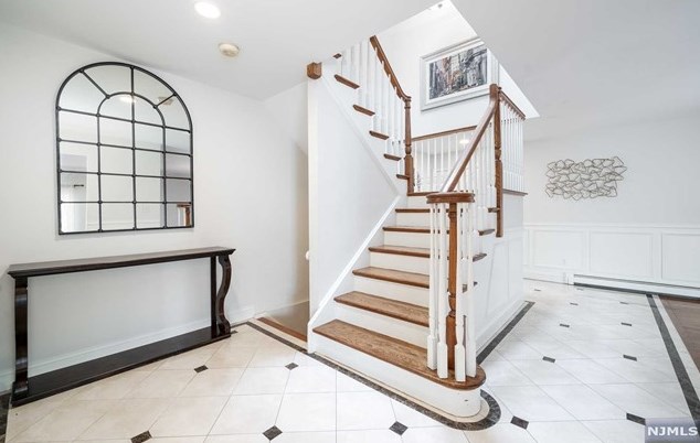 29 S South Farview Ave, Paramus, NJ 07652
