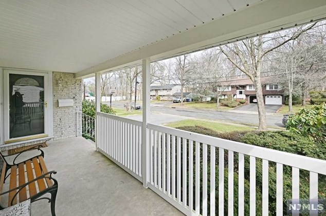 218 Tulip Ln, Paramus, NJ 07652-4713
