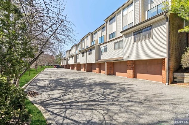 15 Carlyle Ct #415, Teaneck, NJ 07666