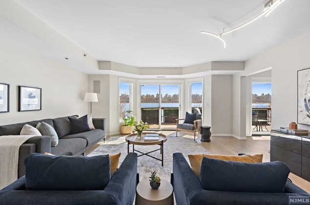 102 Adams Ct, Edgewater, NJ 07020