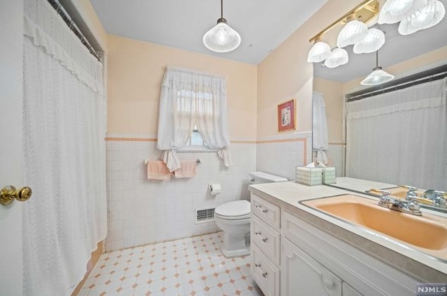 502 Weymouth Dr, Wyckoff NJ  07481-1217 exterior