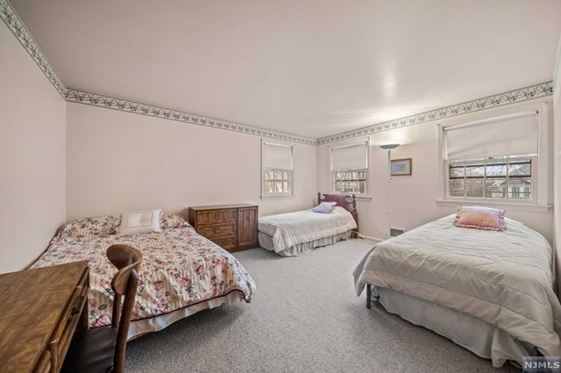 502 Weymouth Dr, Wyckoff NJ  07481-1217 exterior