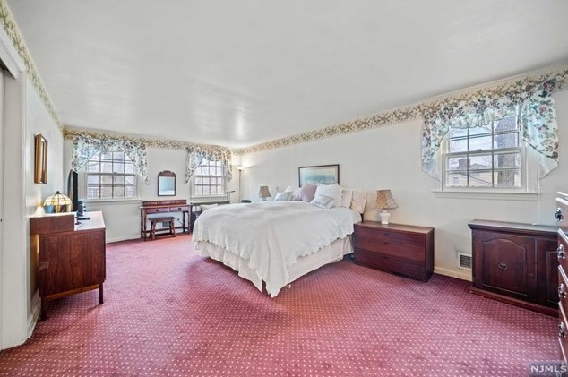 502 Weymouth Dr, Wyckoff NJ  07481-1217 exterior