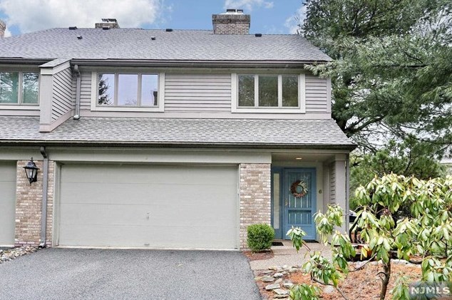 6 Sandburg Ct, Mahwah, NJ 07430
