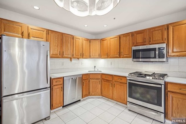 63 Woodbury Ct, Westwood, NJ 07676-4355