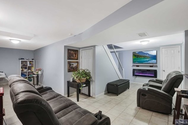 71 Charlton Ave, Lodi NJ  07644-3347 exterior
