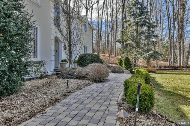 10 Pleasant Ave, Upper Saddle River, NJ 07458