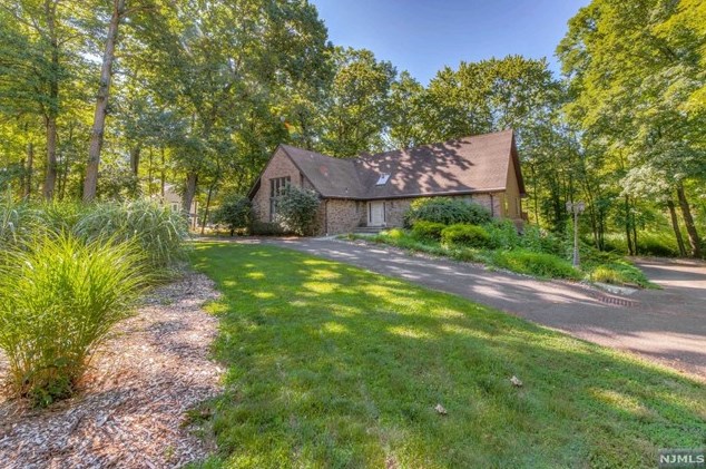 654 Juniper Pl, Franklin Lakes, NJ 07417