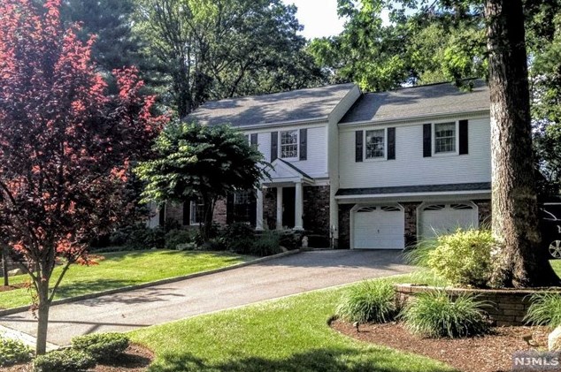 38 Farley Pl, Allendale, NJ 07401