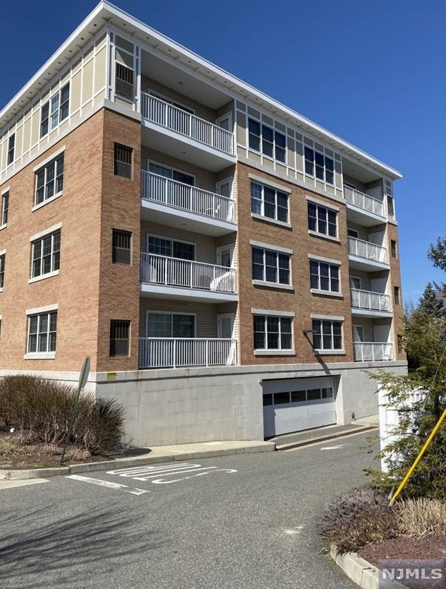 102 Terrace Ave #416, Rochelle Park, NJ 07662