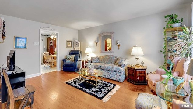 77 Noel Dr, North Arlington, NJ 07031-5321