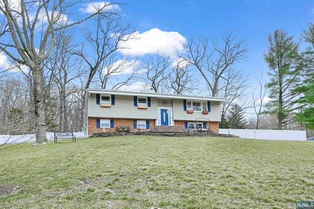152 Iroquois Ave, Oakland, NJ 07436