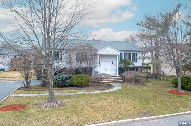 90 Chaffee Cir, Norwood, NJ 07648