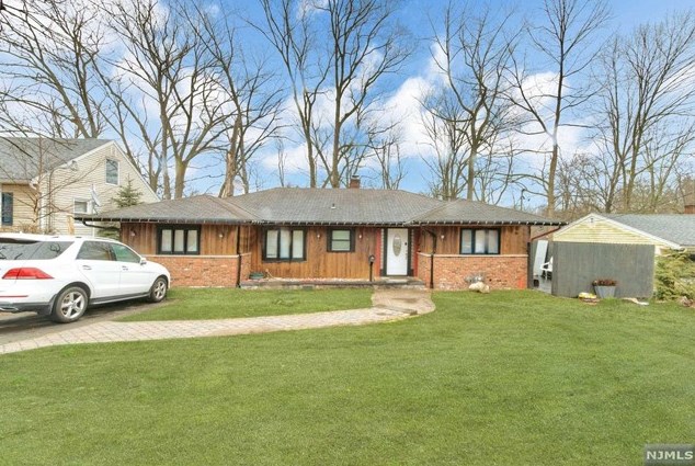 94 Roosevelt Blvd, Oakland, NJ 07436