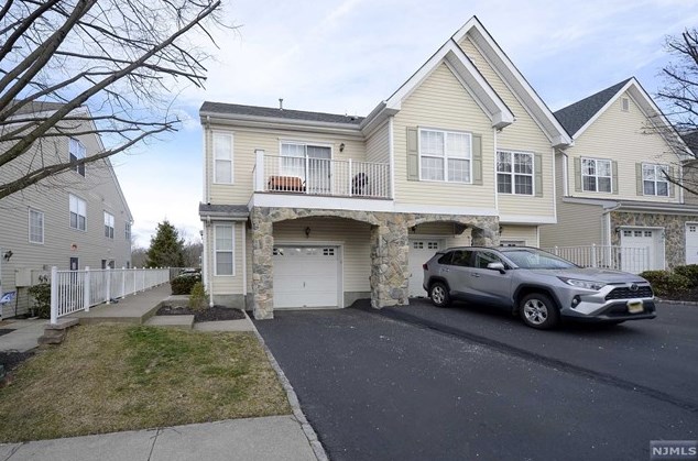 62 Mountainside Dr, Pompton Falls, NJ 07442-1763