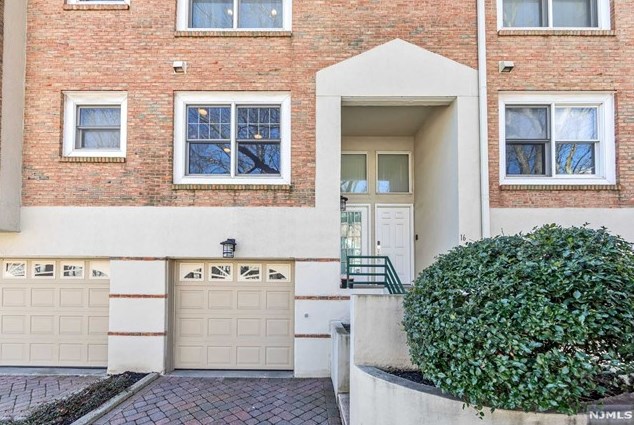 16 Grand Cove Way, Edgewater, NJ 07020