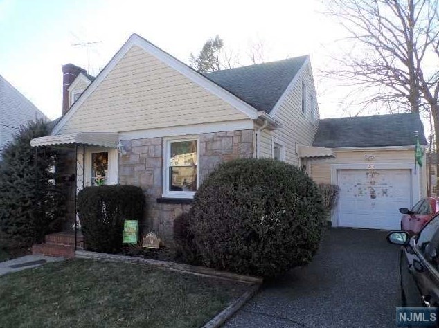 40 Brookview Ter, Bergenfield, NJ 07621-3112