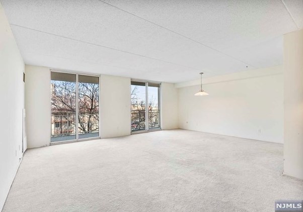 1077 River Rd #413, Edgewater, NJ 07020