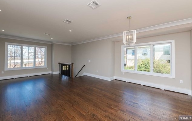 420 6th St #a, Palisades Park, NJ 07650
