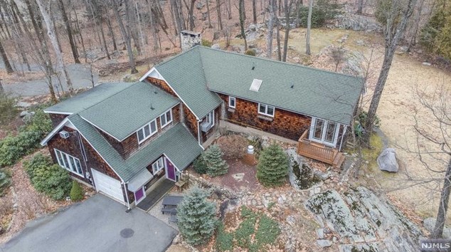 1 Old Gormely Ln, Kinnelon, NJ 07405