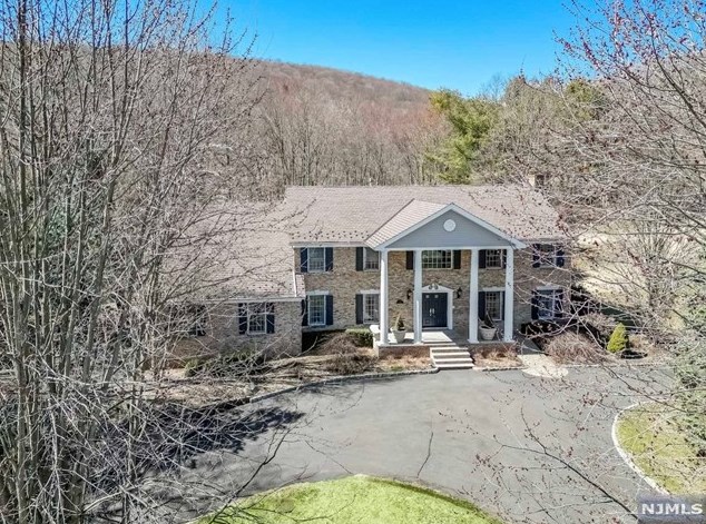 135 Halifax Rd, Mahwah, NJ 07430