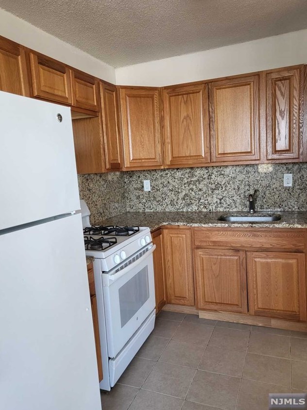 201 Bridge Plz N #8h, West Fort Lee, NJ