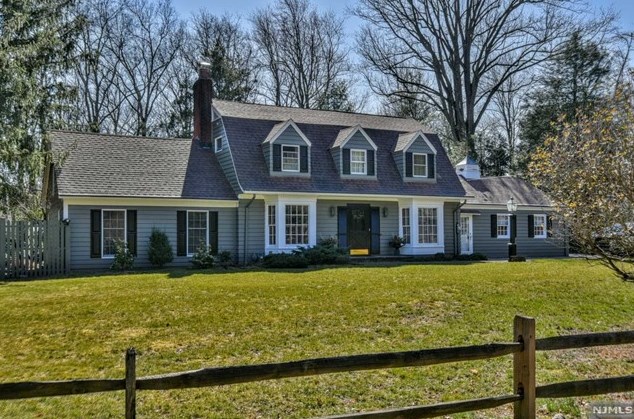 46 Locust Ln, Upper Saddle River, NJ 07458