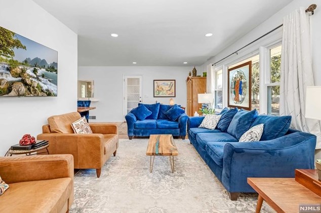 24 7th Ave, Westwood, NJ 07675-2007