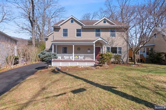 34 Mohawk Ave, Oakland, NJ 07436-2206