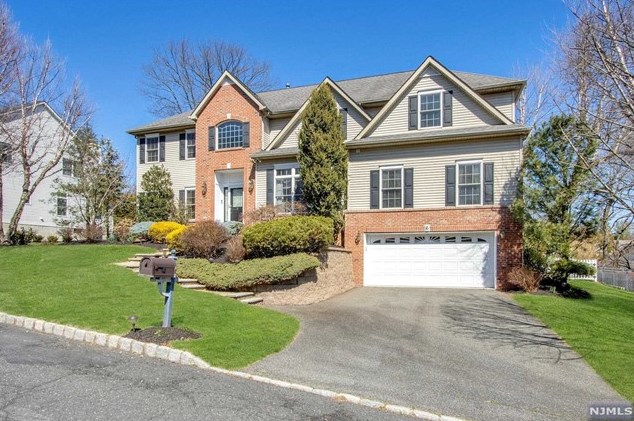 6 Frederick Ct, Park Ridge, NJ 07656-1944